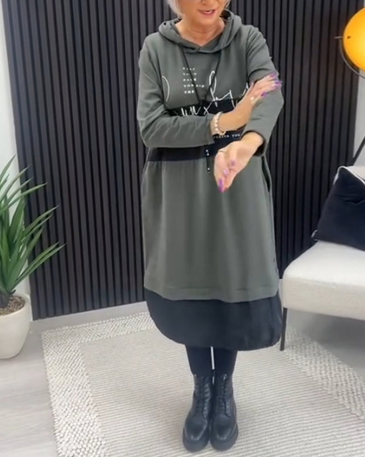 Drune | Kleid mit Kapuze und Buchstaben Print in Farbblock Optik