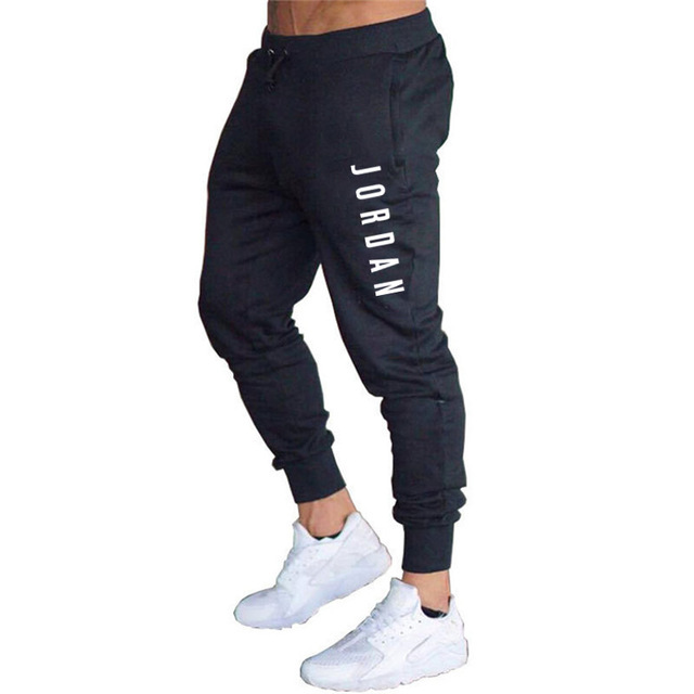 Drune | Jogginghose mit JORDAN Print - Sporthose im Slim Fit mit Bündchen & Kordelzug für Fitness, Streetwear & Freizeit