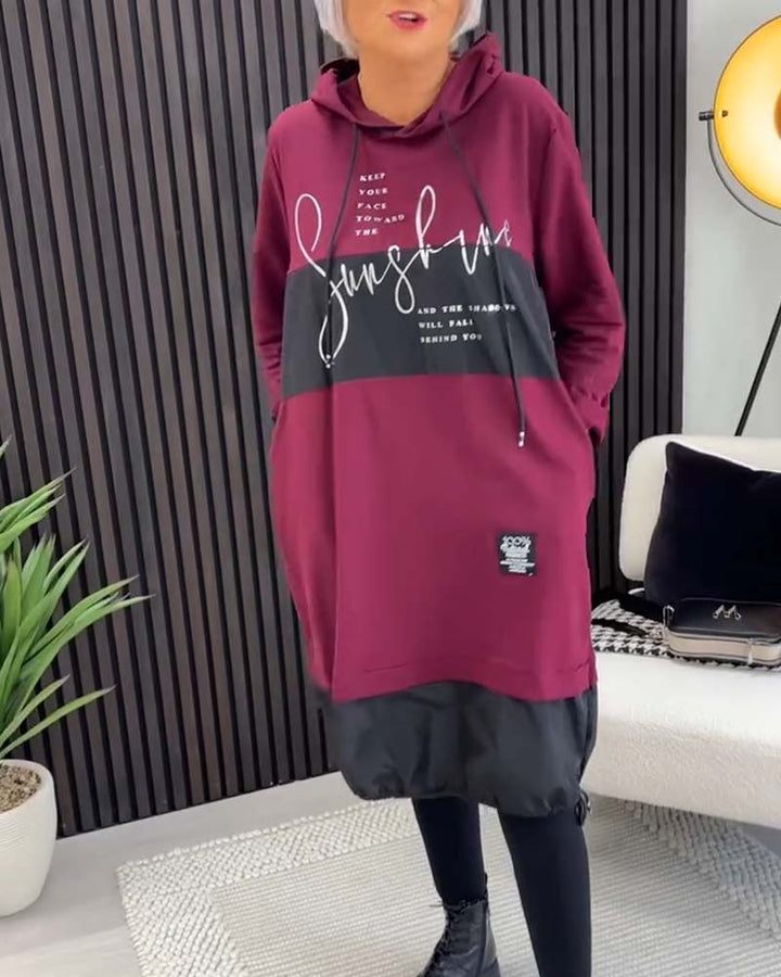 Drune | Kleid mit Kapuze und Buchstaben Print in Farbblock Optik
