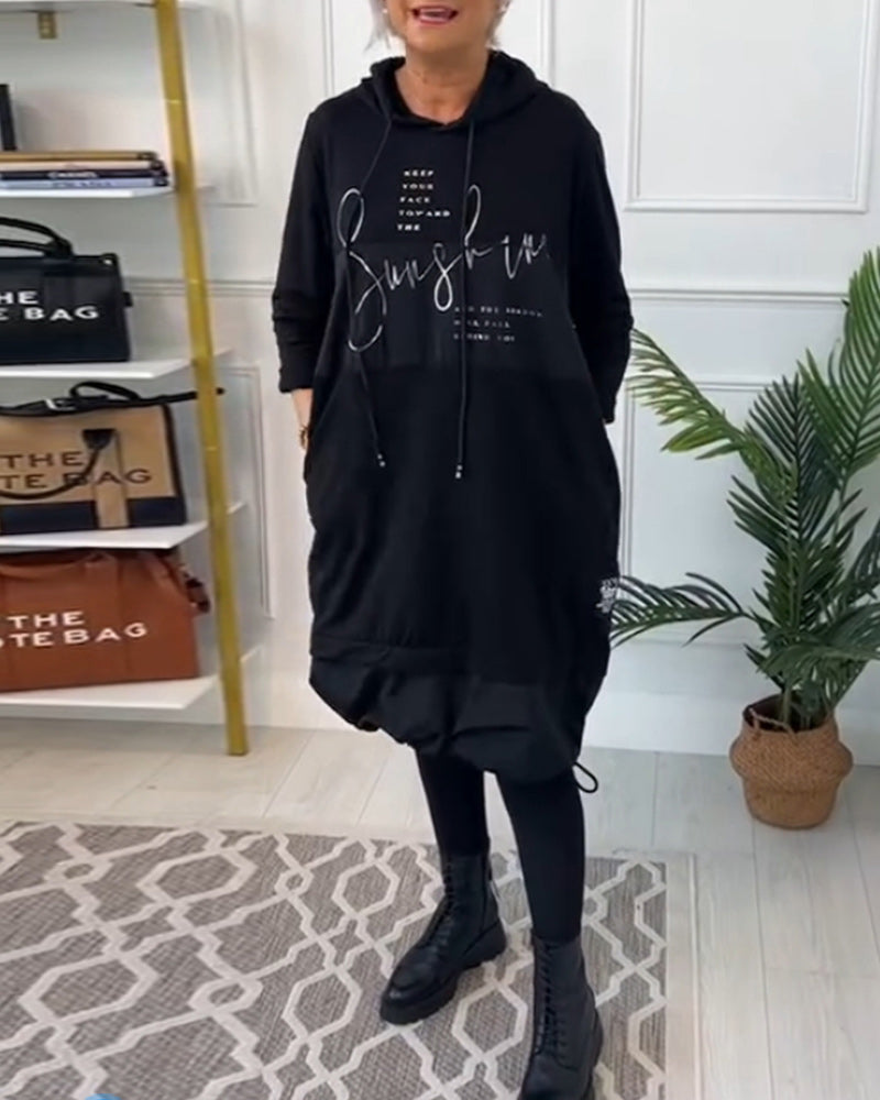 Drune | Kleid mit Kapuze und Buchstaben Print in Farbblock Optik