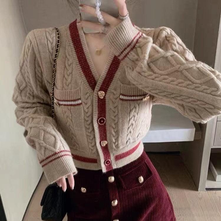 Drune | Kurze Strickjacke Elegant und Modern Kontrastdetails