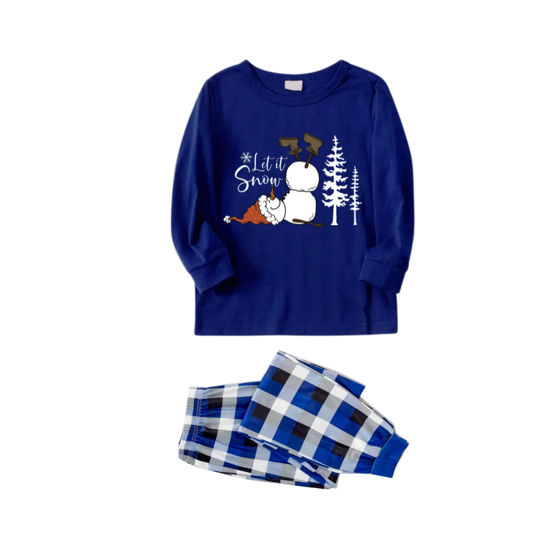 Drune | Paar passende blaue und weiße karierten Pyjamas mit "Let it Snow" Text und bedrucktem Schneemann