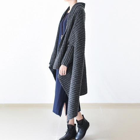 Drune | wintergrauer Strickpullover wollene Cardigans Übergrößen Cape warme Mäntel