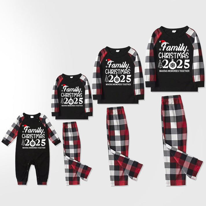 Drune | "FAMILIE 2025 weihnachten erinnerungen gemeinsam machen" Text und Santa Hut Druckmuster - schwarzes Oberteil mit rot&schwarz&weiß karierten Ärmeln - Familien passende Pyjamas