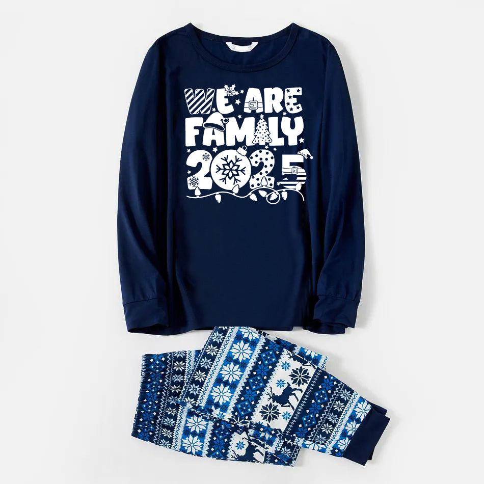Drune | Wir sind Familie 2025 Weihnachts-Pyjama-Set - Marineblaues Oberteil Blaue und Weiße Nordische Musterhosen Weiße Textgrafik