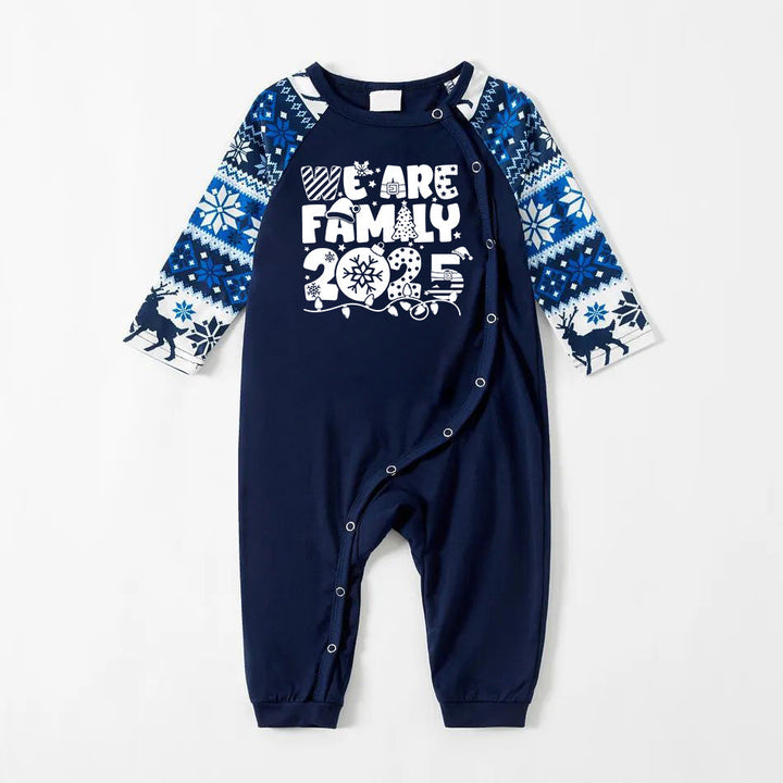 Drune | Wir sind Familie 2025 Weihnachts-Pyjama-Set - Marineblaues Oberteil Blaue und Weiße Nordische Musterhosen Weiße Textgrafik