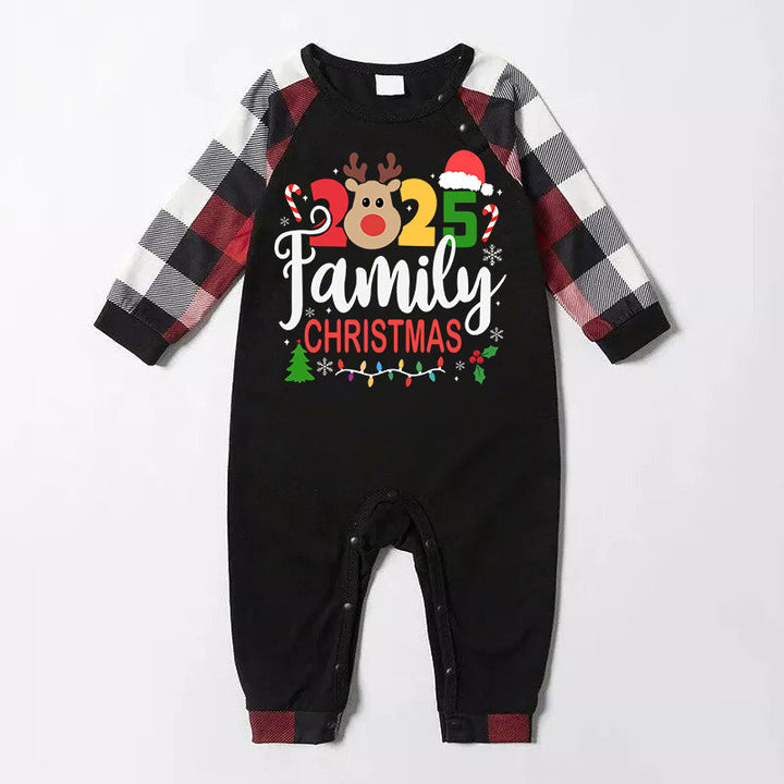 Drune | "2025 FAMILIENWEIHNACHTEN" Bunter Text und Hirsch- & Schneeflockenbedrucktes Muster - Schwarzes Oberteil mit Rot- & Schwarz- & Weißkarierten Ärmeln - Familienpassende Pyjamas