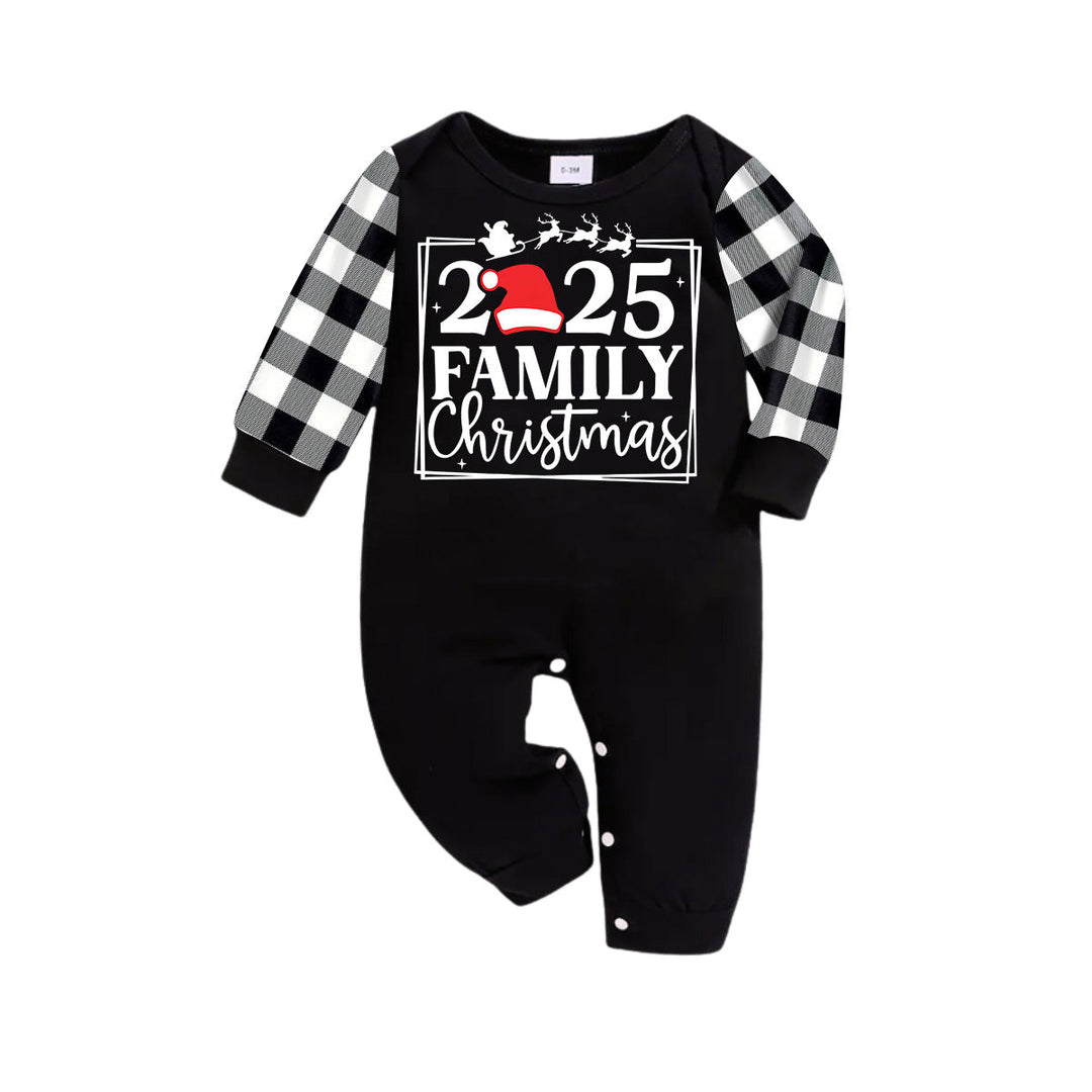 Drune | "2025 FAMILY CHRISTMAS" Text und Schlittenmuster - Schwarzes Langarmoberteil mit Schwarz-Weiß karierten Hosen Familienpassende Pyjamas