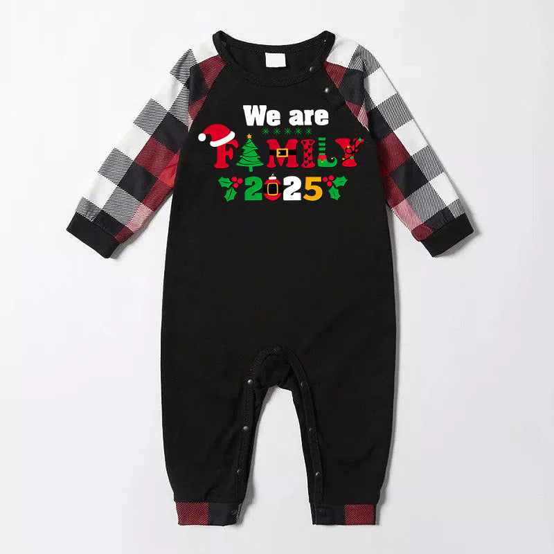 Drune | Weihnachten Wir sind Familie 2025 Buchstaben Druck Rot & Schwarz & Grau & Weiß Karierter Familienpassender Schlafanzug mit Hund