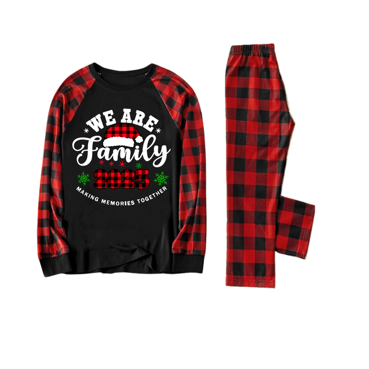 Drune | "Wir sind Familie2025" Weihnachtsmann-Haube Monogramm Druck Buchstabe Schwarz & Rot Karo Familie passende schwarze Pyjamas