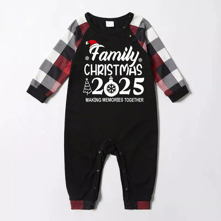 Drune | "FAMILIE 2025 weihnachten erinnerungen gemeinsam machen" Text und Santa Hut Druckmuster - schwarzes Oberteil mit rot&schwarz&weiß karierten Ärmeln - Familien passende Pyjamas