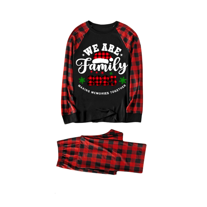 Drune | "Wir sind Familie2025" Weihnachtsmann-Haube Monogramm Druck Buchstabe Schwarz & Rot Karo Familie passende schwarze Pyjamas