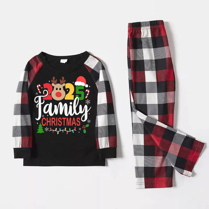 Drune | "2025 FAMILIENWEIHNACHTEN" Bunter Text und Hirsch- & Schneeflockenbedrucktes Muster - Schwarzes Oberteil mit Rot- & Schwarz- & Weißkarierten Ärmeln - Familienpassende Pyjamas