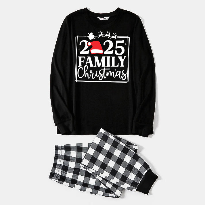 Drune | "2025 FAMILY CHRISTMAS" Text und Schlittenmuster - Schwarzes Langarmoberteil mit Schwarz-Weiß karierten Hosen Familienpassende Pyjamas