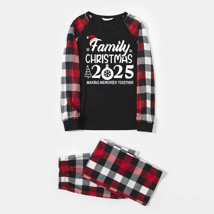 Drune | "FAMILIE 2025 weihnachten erinnerungen gemeinsam machen" Text und Santa Hut Druckmuster - schwarzes Oberteil mit rot&schwarz&weiß karierten Ärmeln - Familien passende Pyjamas