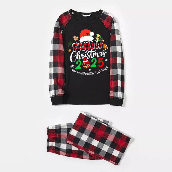 Drune | Santa-Haube und "Familienweihnachten 2025" Farbiger Text Gedrucktes Muster - Schwarzer Oberteil mit Rot&Schwarz&Weiß Karierten Ärmeln - Familienpassende Pyjamas
