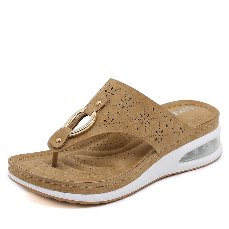 Drune - Bequeme Flip-Flops mit Keilabsatz und Luftpolster