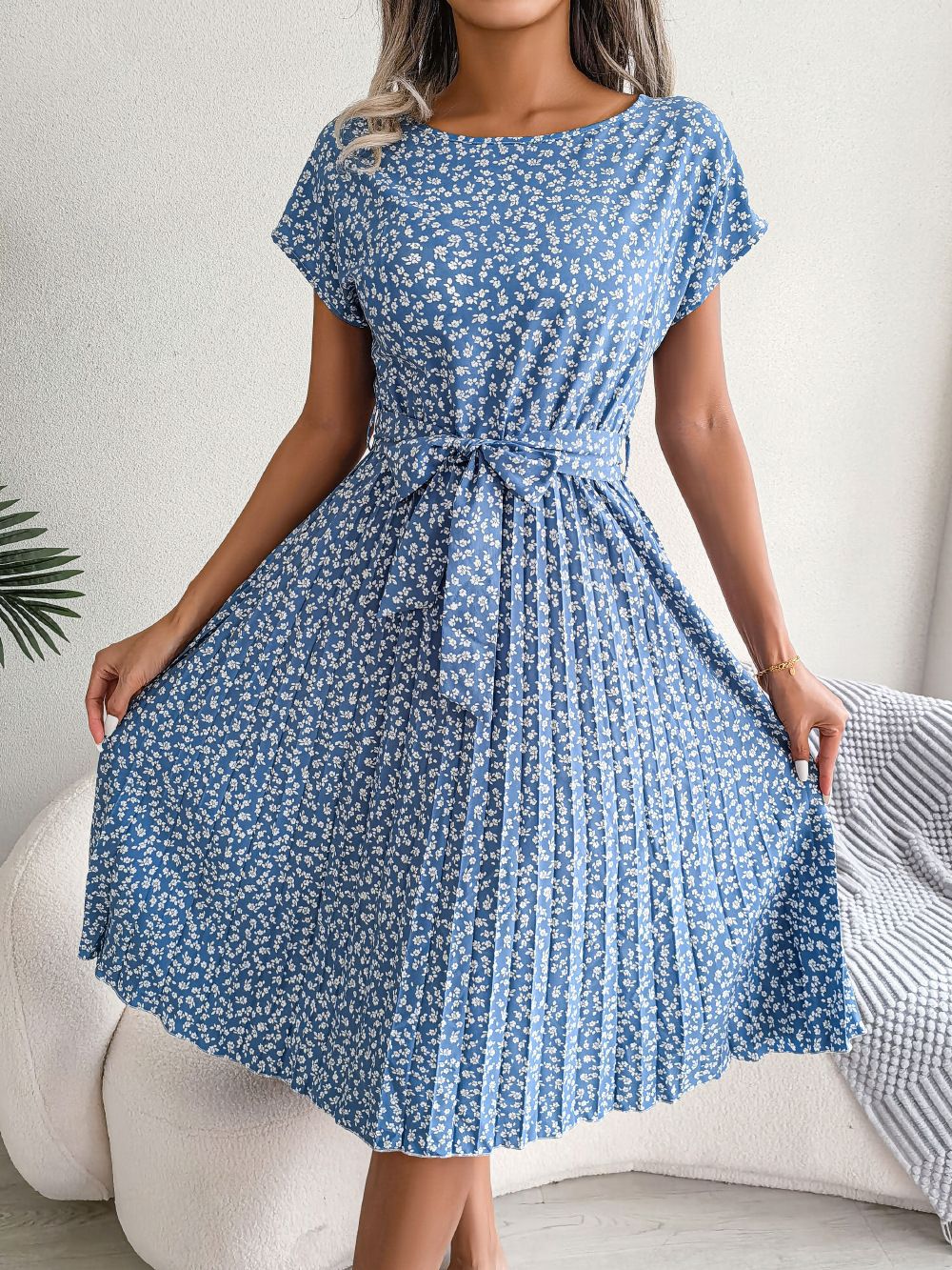 Drune | Kleid mit Kurzen Ärmeln und Eleganten Falten Blumen
