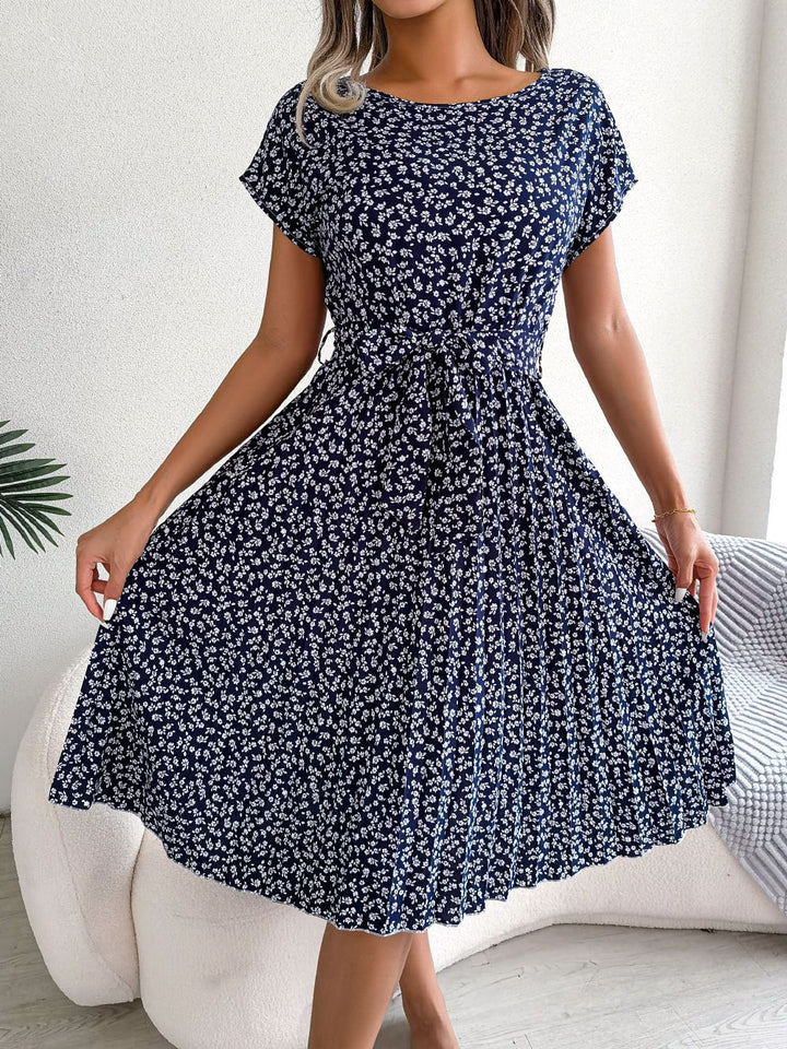 Drune | Kleid mit Kurzen Ärmeln und Eleganten Falten Blumen