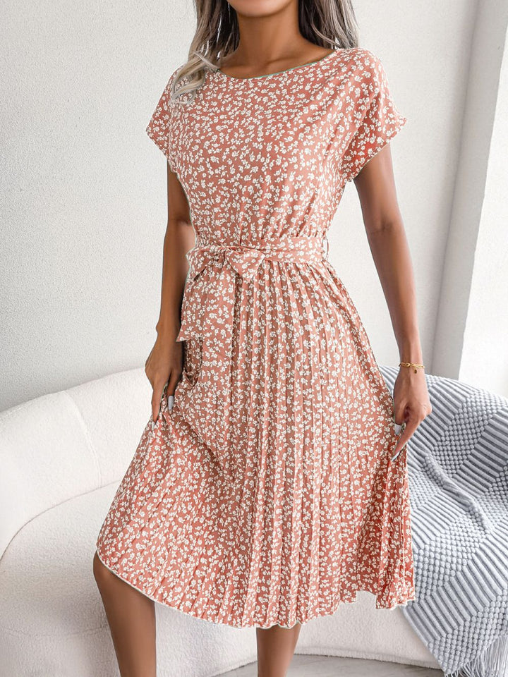Drune | Kleid mit Kurzen Ärmeln und Eleganten Falten Blumen