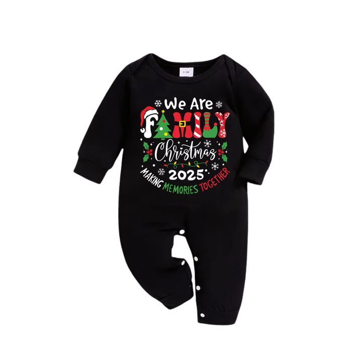 Drune | "Wir sind Familie" 2025 Weihnachtskranz - Schwarzes Langarmshirt mit schwarzen und grünen karierten Hosen Familien passende Schlafanzüge