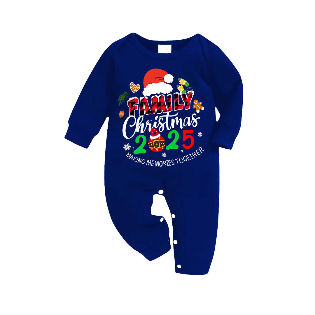 Drune | "Familienweihnachten 2025 Erinnerungen gemeinsam schaffen" Text und Weihnachtsmannmütze bedruckte blaue und weiße karierte Familien-Pyjamas