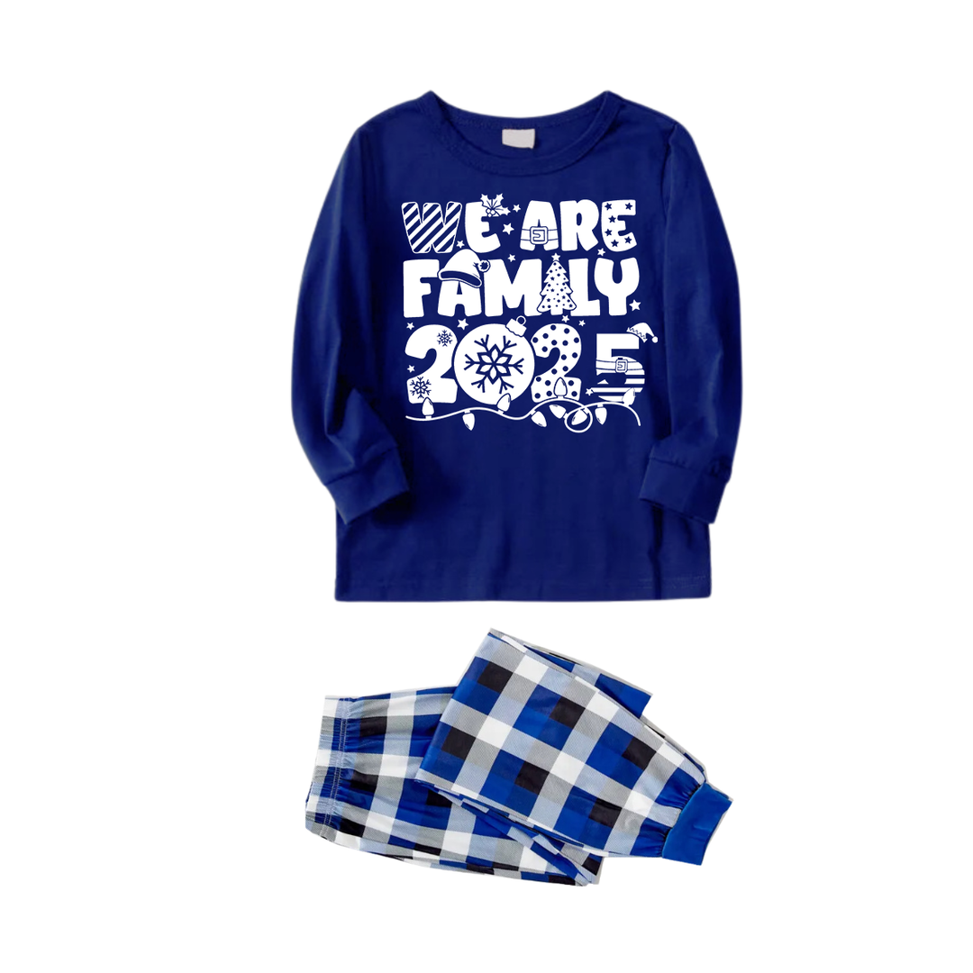 Drune | We Are Family 2025 Weihnachts-Pyjama-Set - Navy Oberteil Blaue und Weiße Karohose Weiße Textgrafik