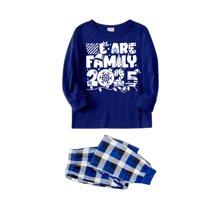 Drune | We Are Family 2025 Weihnachts-Pyjama-Set - Navy Oberteil Blaue und Weiße Karohose Weiße Textgrafik