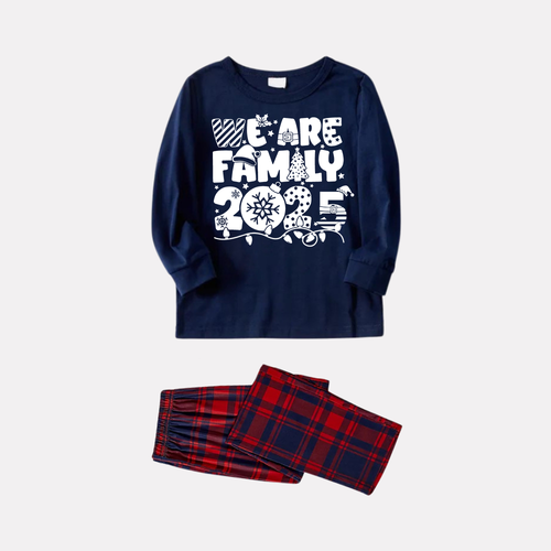 Drune | We Are Family 2025 Weihnachts-Pyjama-Set - Marineblaues Oberteil Rote und Marineblaue Karohosen Weißer Text Grafik