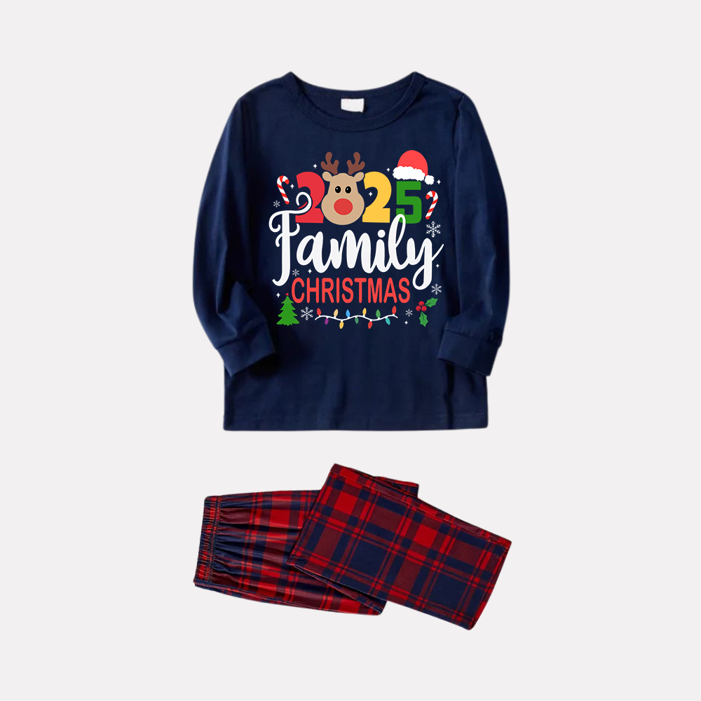 Drune | "Familienweihnachten 2025" Text und Rehprints Blau Langarmshirt mit Rot-Blau Karierten Hosen Weihnachts passende Schlafanzüge