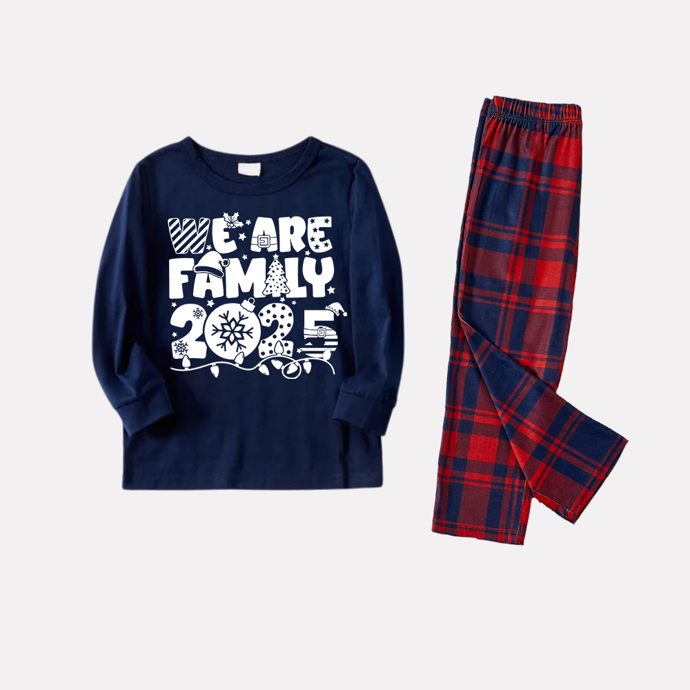 Drune | We Are Family 2025 Weihnachts-Pyjama-Set - Marineblaues Oberteil Rote und Marineblaue Karohosen Weißer Text Grafik