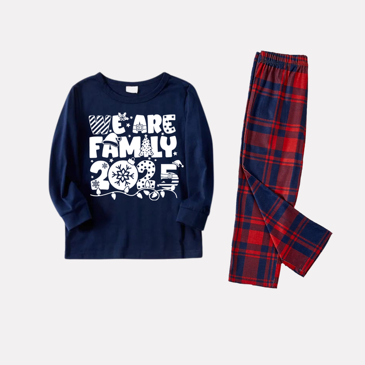 Drune | We Are Family 2025 Weihnachts-Pyjama-Set - Marineblaues Oberteil Rote und Marineblaue Karohosen Weißer Text Grafik