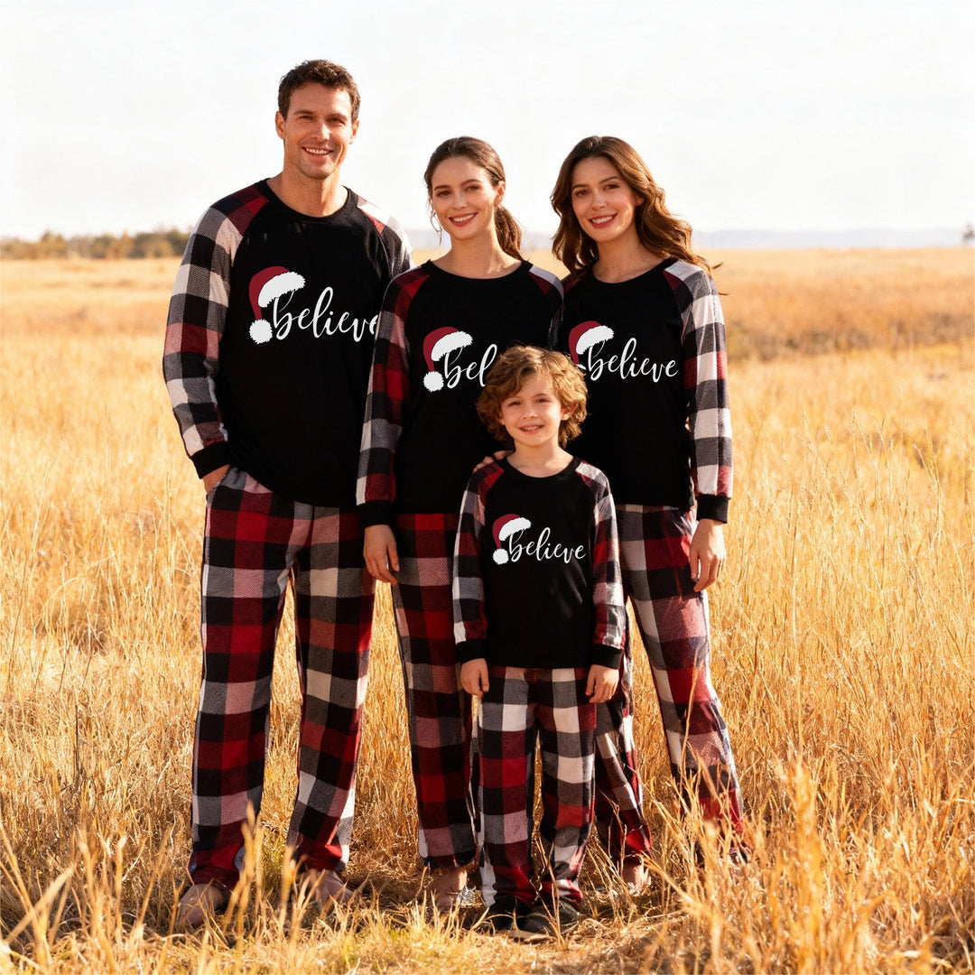 Drune | Weihnachtsmütze und 'Believe' Buchstabenprint gemusterte Karo-Ärmel Kontrastoberteile und rote & schwarze & weiße Karohosen Familien-Pyjama-Set mit Hundebandana