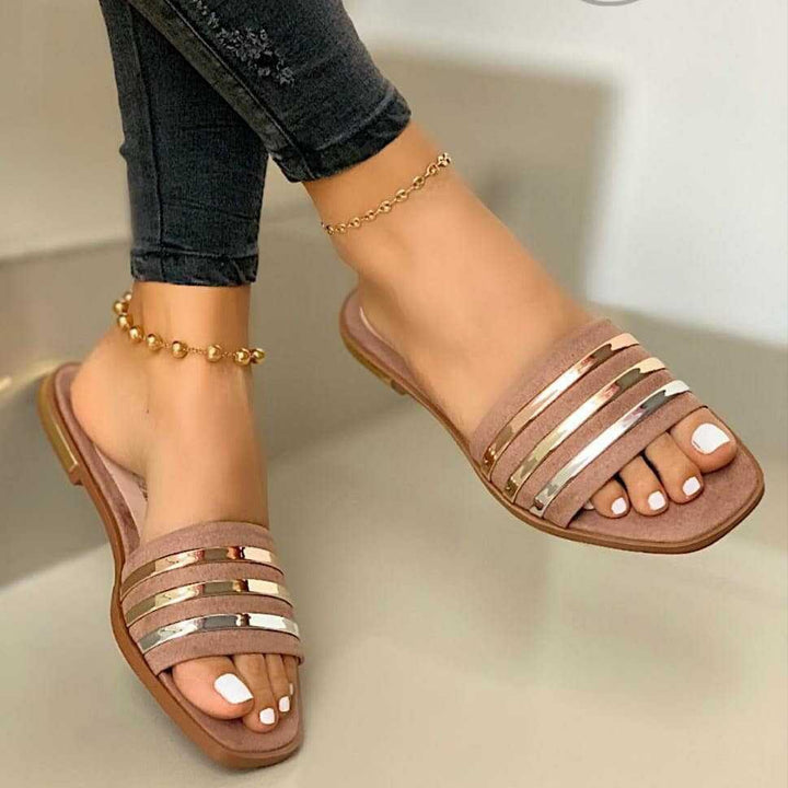 Damen nan flache Schlupfsandalette mit mehrreihigen Metallicstreifen und gepolstertem Komfortfußbett Drune