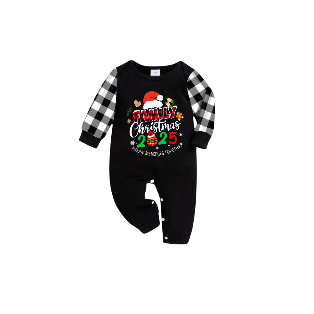 Drune | Gemeinsam Erinnerungen schaffen Familie Weihnachts 2025 Pyjama Set - Schwarzes Oberteil Schwarz-Weiße Karohosen Santa Hut Grafik