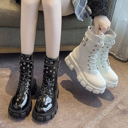 Damen nan glänzende Lack-Combat-Boots mit klobiger Traktorsohle, Doppelriemen und metallischen Ösen Drune