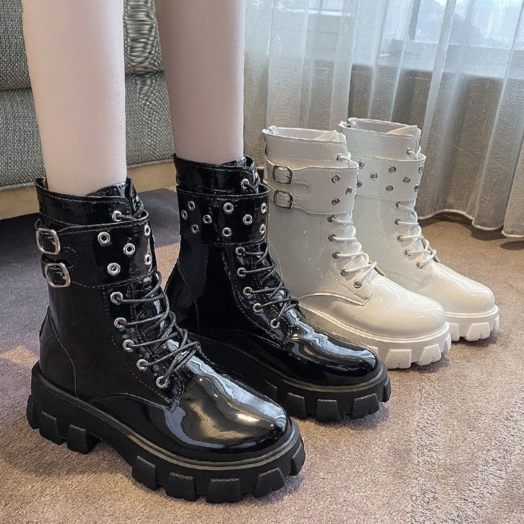 Damen nan glänzende Lack-Combat-Boots mit klobiger Traktorsohle, Doppelriemen und metallischen Ösen Drune