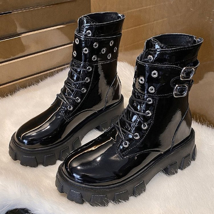 Damen nan glänzende Lack-Combat-Boots mit klobiger Traktorsohle, Doppelriemen und metallischen Ösen Drune