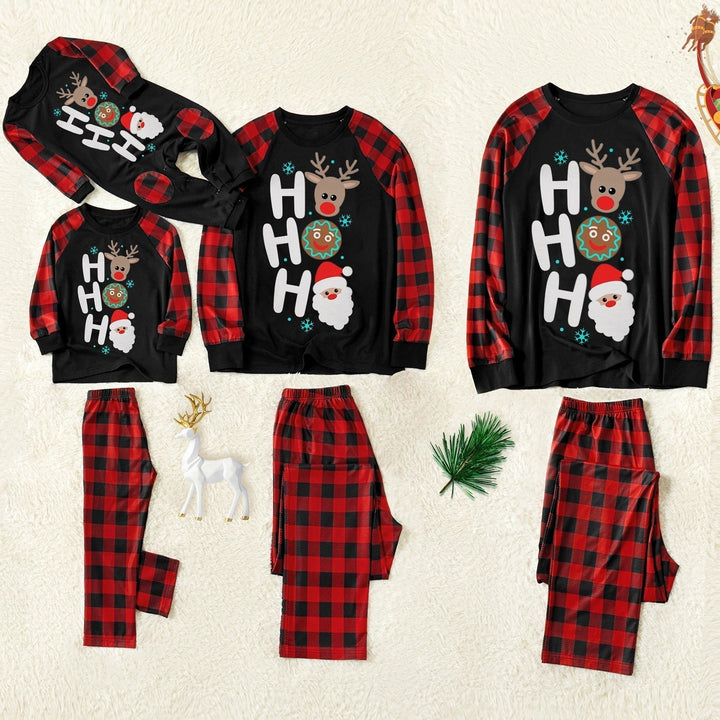 Drune | Weihnachten ”Ho Ho Ho“ Buchstaben Druck Weihnachtsmann & Lebkuchen & Elch Muster Kontrast Schwarz Oberteil und Schwarz & Rot Karierte Hose Familie passende Pyjama Set mit Hund Bandana
