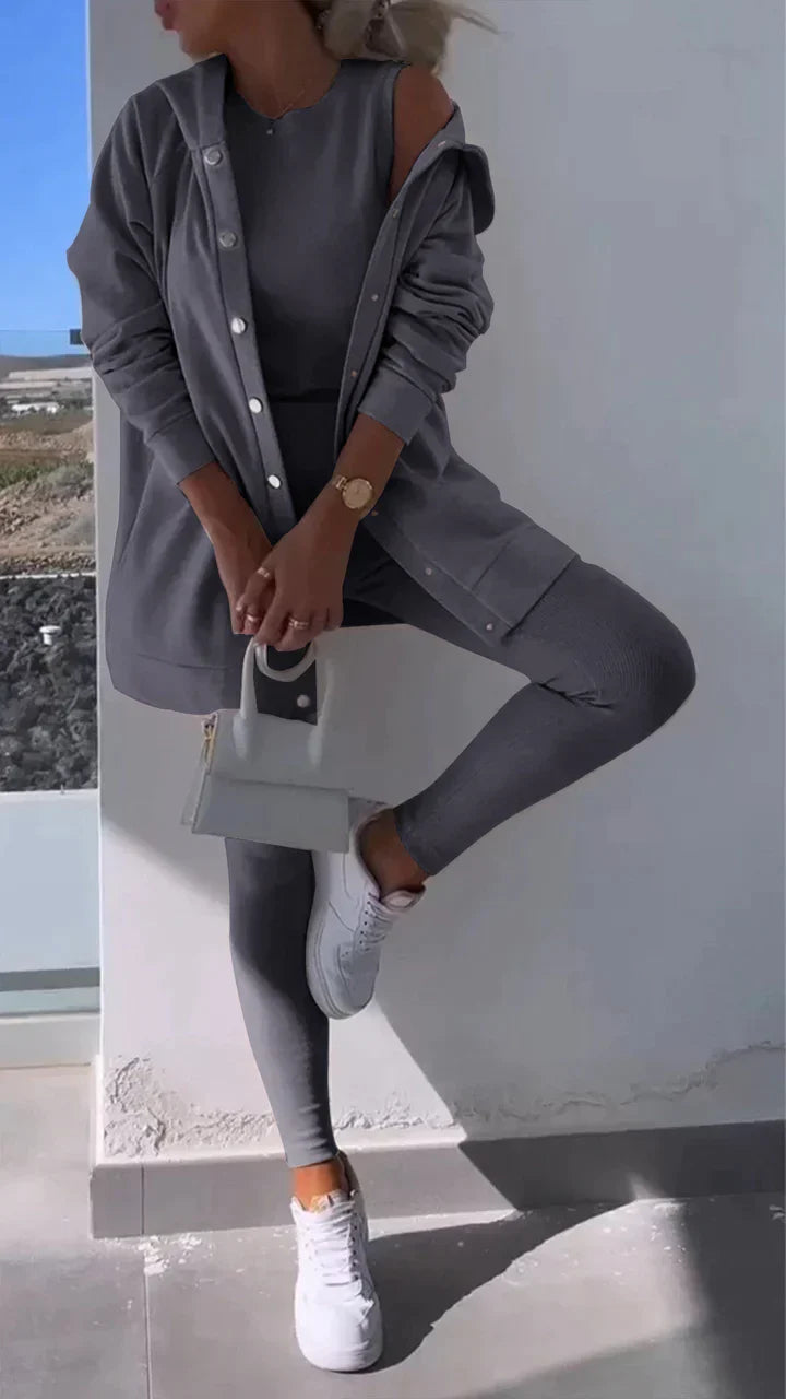Drune - Dreiteiliges Set bestehend aus einer Strickjacke mit Kapuze, einem Oberteil und einer Hose