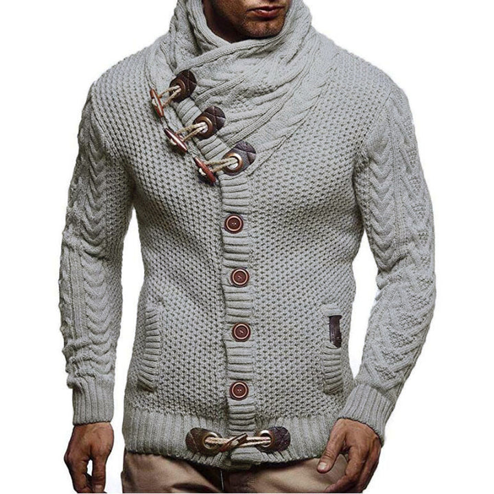 Herren nan Strickcardigan mit hohem Schalkragen, Zopfmuster und Knebelverschlüssen Drune