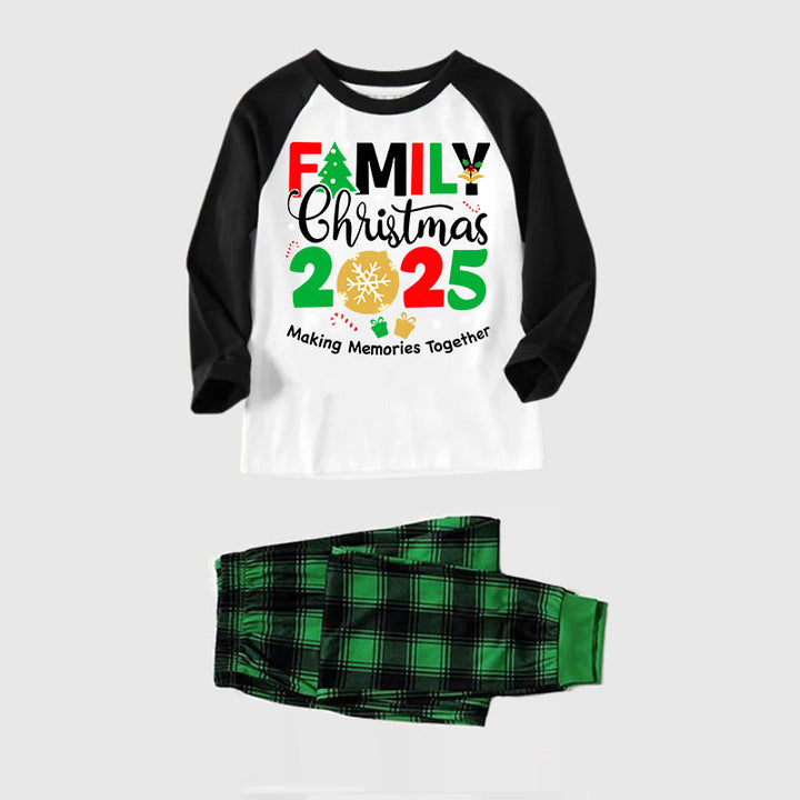 Drune | "Familienweihnachten 2025 Gemeinsam Erinnerungen schaffen" Gedruckte grüne und schwarze karierte Weihnachtsfamilienpyjamas