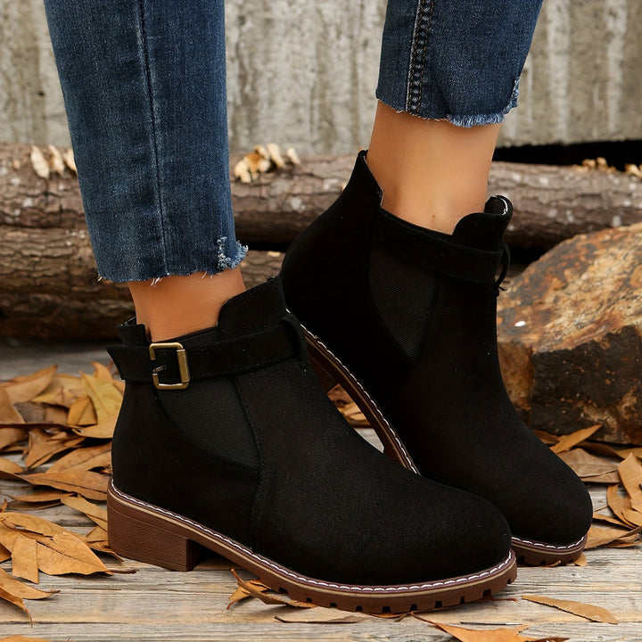 Drune | Schicke Stiefeletten mit Blockabsatz, Schnallenriemen und elastischen Seiteneinsätzen