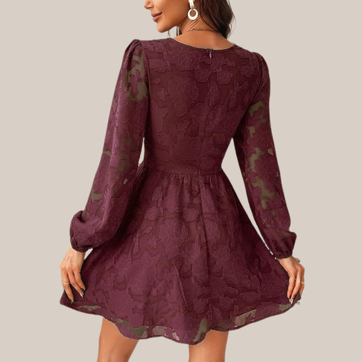 Drune | Schickes Langarmkleid mit tiefem V-Ausschnitt