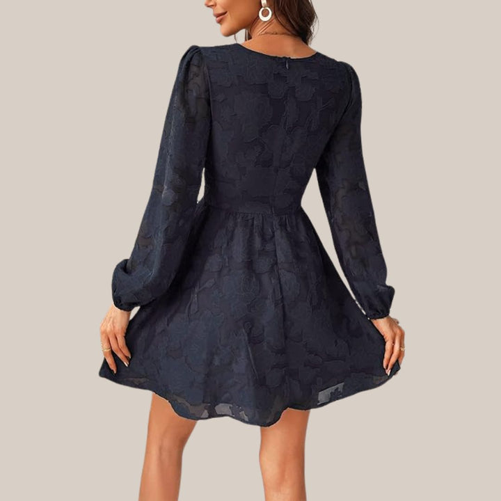 Drune | Schickes Langarmkleid mit tiefem V-Ausschnitt