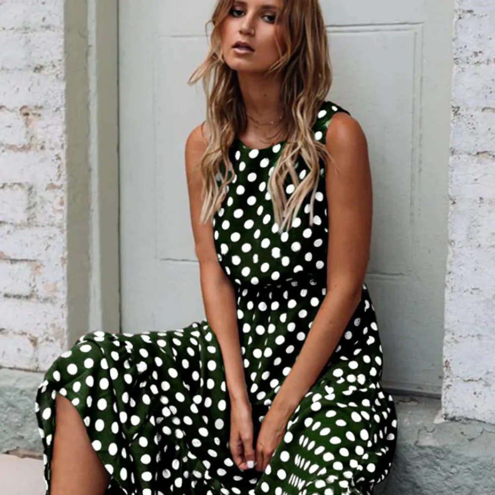 Drune | Schwarzes Polka Dot Midikleid Für Einen Retro Chic Look