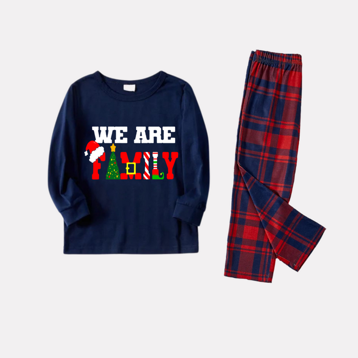 Drune | Weihnachten "Wir sind Familie" Textdruck Blau Langarmoberteil mit Rot- und Blau-karierter Familie passende Pyjamas