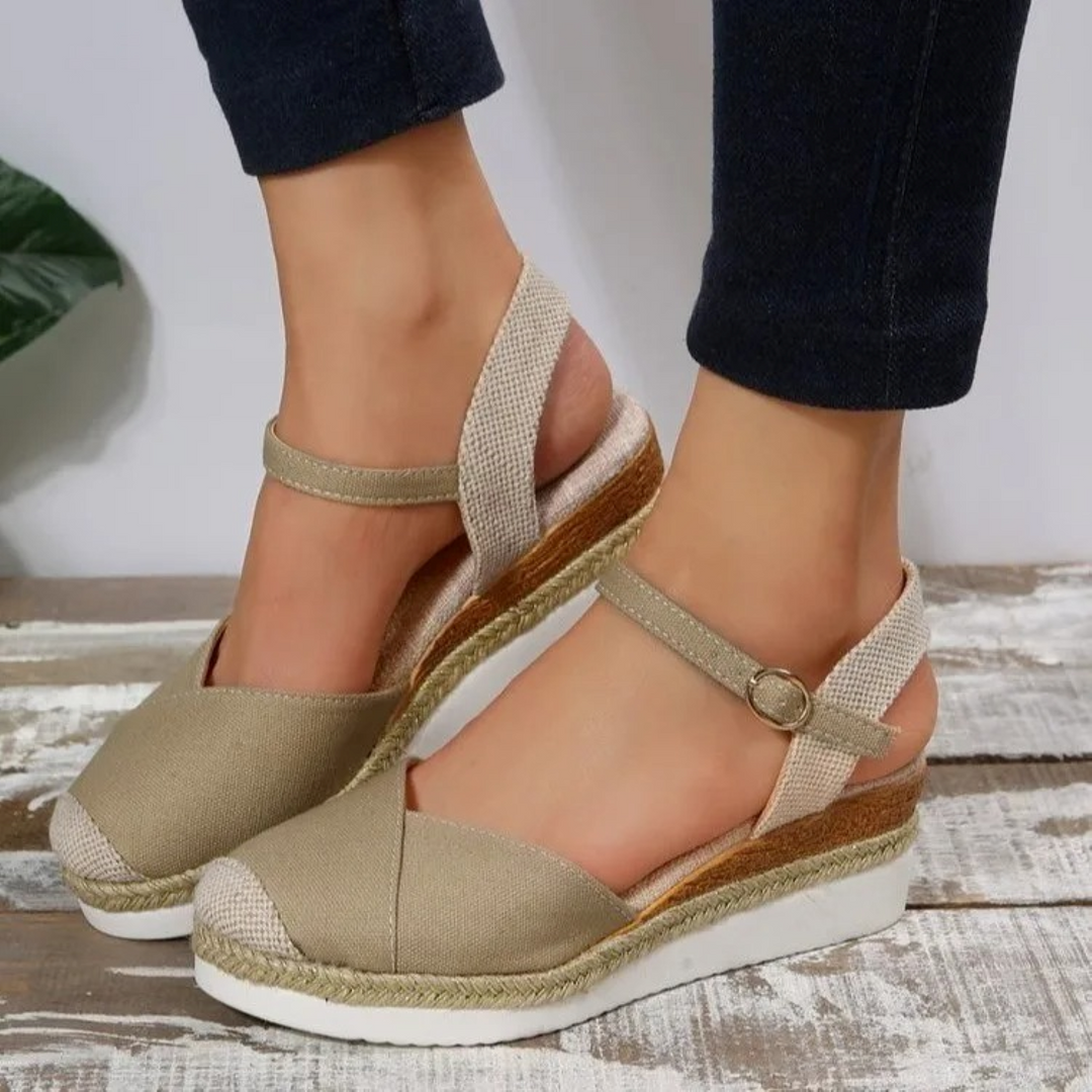 Damen Sandalen mit Schnallenverschluss und geschlossener Spitze – Isabelle Drune