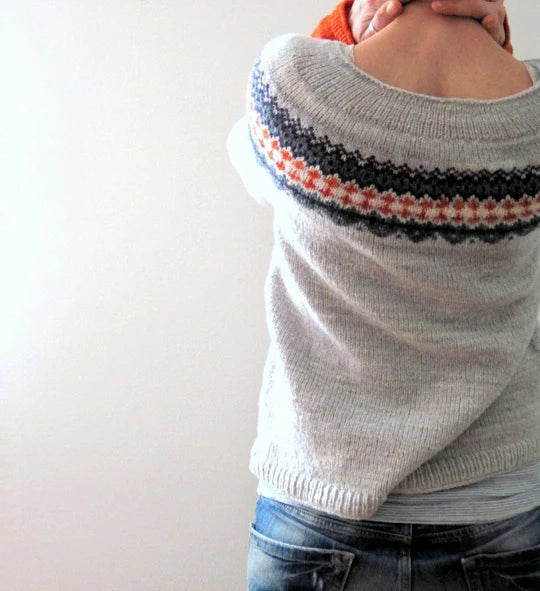 Drune - Grauer Pullover im Boho-Stil