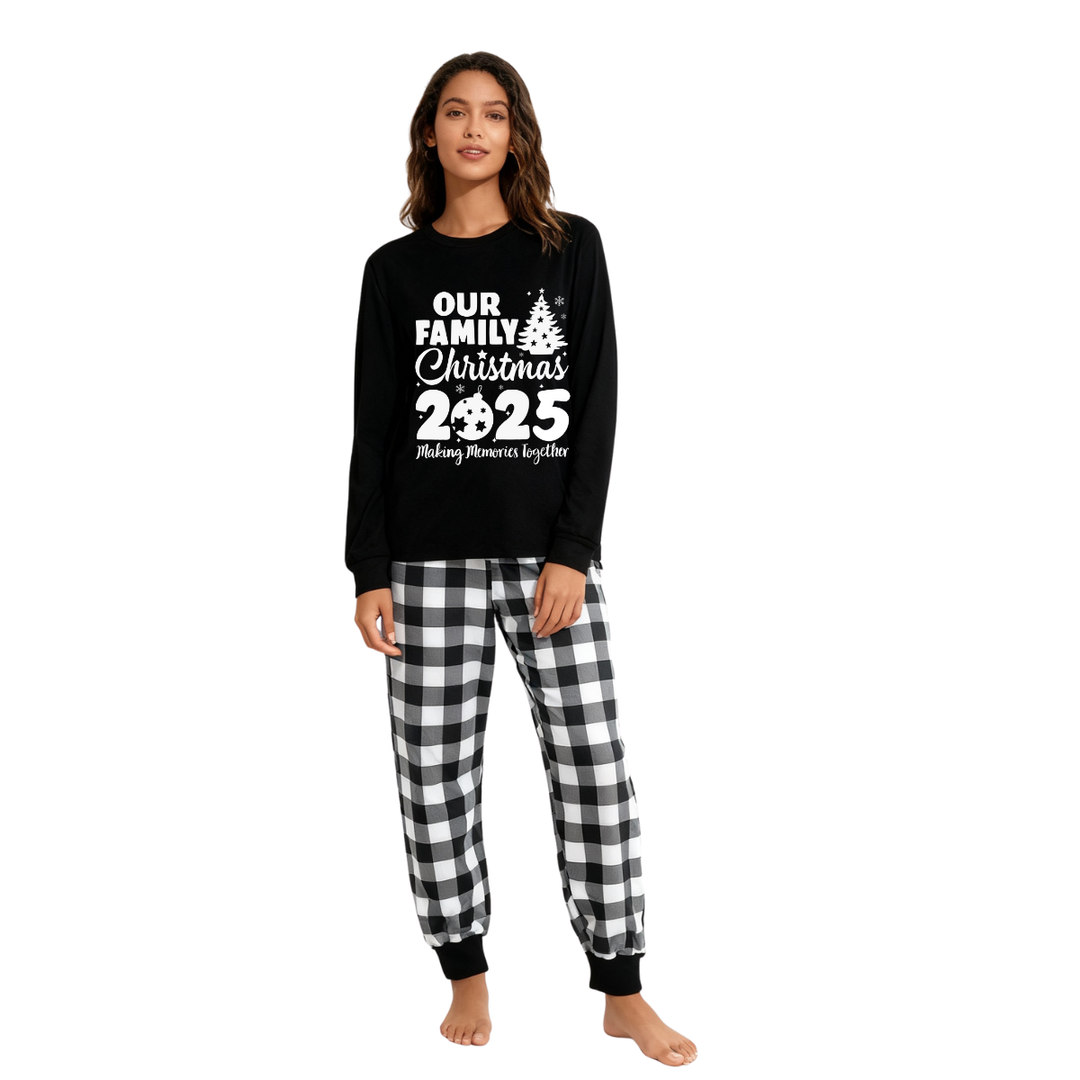 Drune | Unser Familienweihnachten 2025 Gemeinsame Erinnerungen' Buchstabenprint Schwarzes Langarmshirt mit Schwarz-weiß karierten Hosen Familienpassende Schlafanzüge